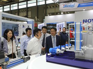 京城機電黨委書記、董事長阮忠奎一行蒞臨華德液壓展位參觀調(diào)研